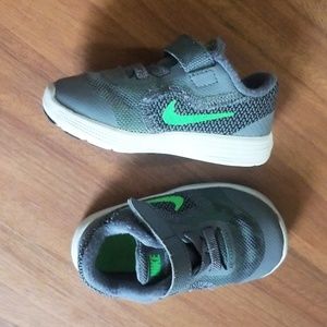 Nike baby size 5 tennis shoes grey with green